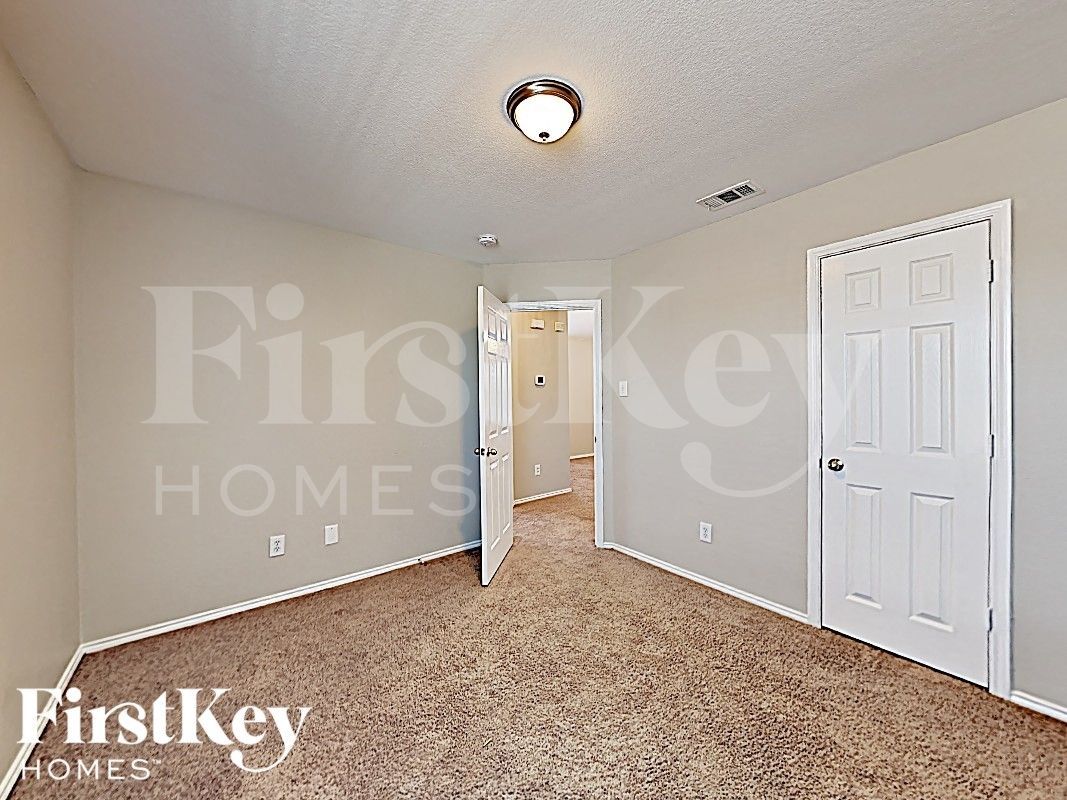 Building Photo - 724 Bamboo Dr