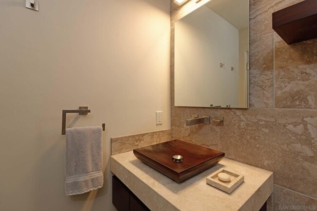 Building Photo - 6717 La Jolla Scenic S Dr
