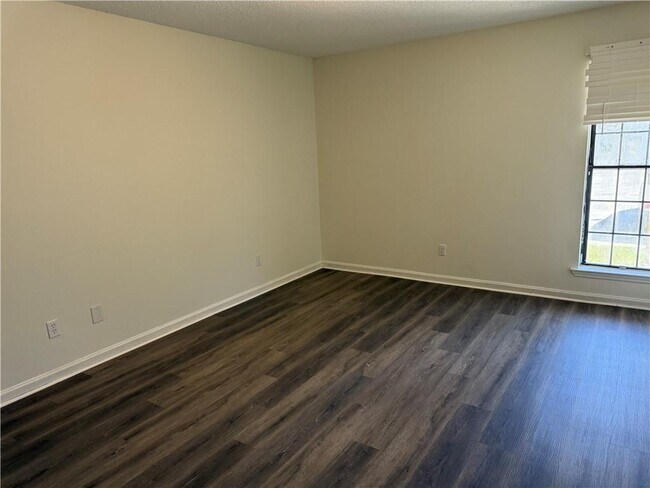 Building Photo - 890 E Cherry St