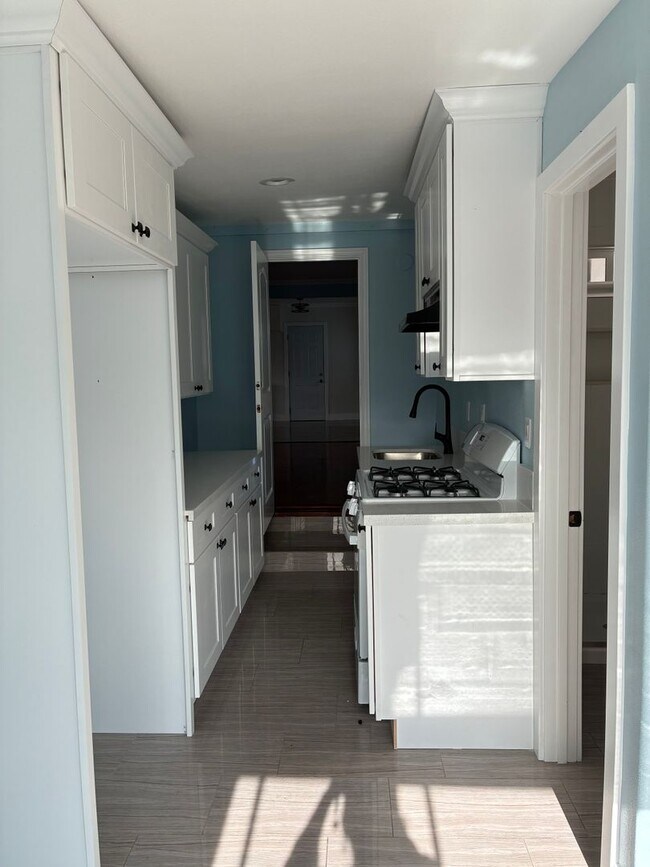 Building Photo - 5 Bedroom 4 Bath House in Garden Grove