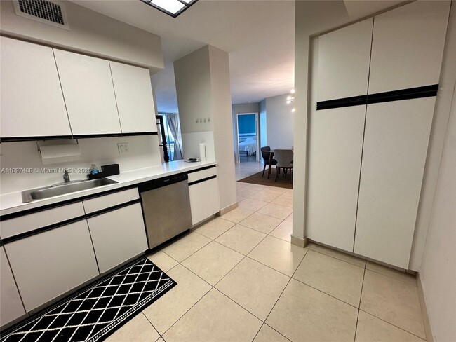 Building Photo - 3600 Mystic Pointe Dr