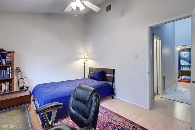 Building Photo - 2 br, 1.5 bath Condo - 7122 Wood Hollow Dr...