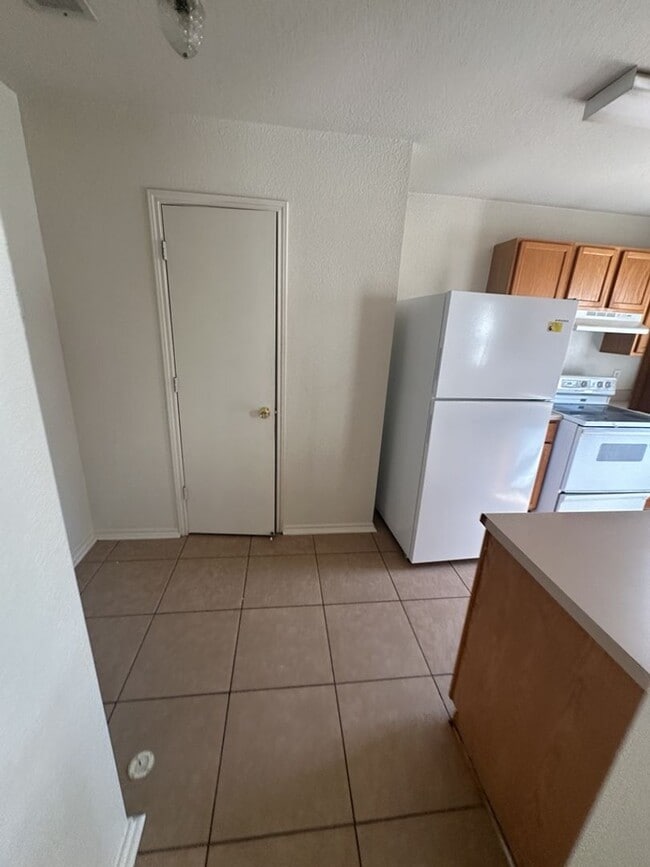 Building Photo - AVAILABLE NOW !