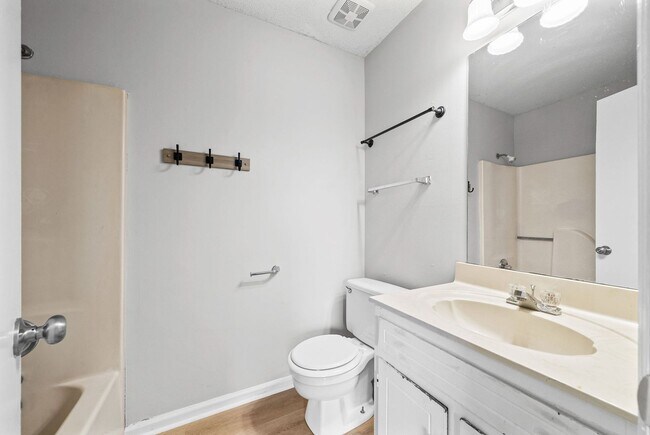 Building Photo - 3 Bedroom 2 Full Bath Home For Rent near Post!