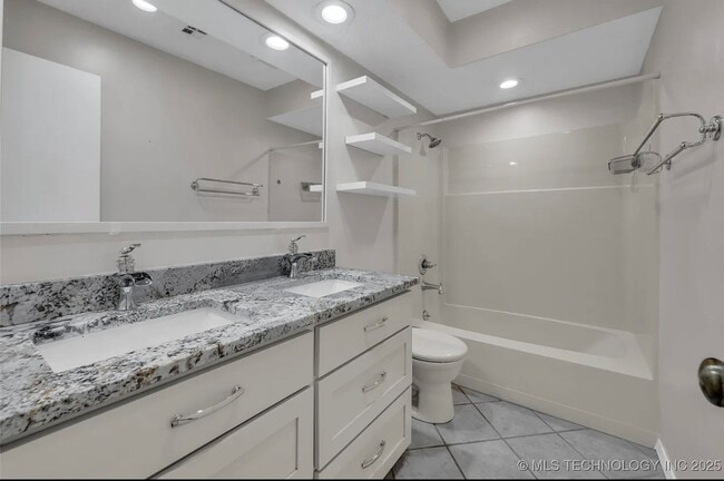 Building Photo - Gorgeous Condo in The Gated Community of The Timbers!