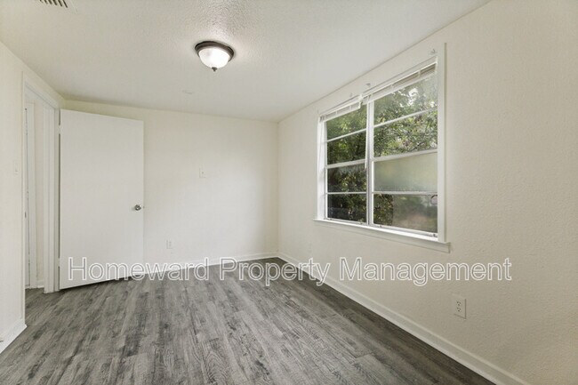 Building Photo - 5529 Diaz Ave