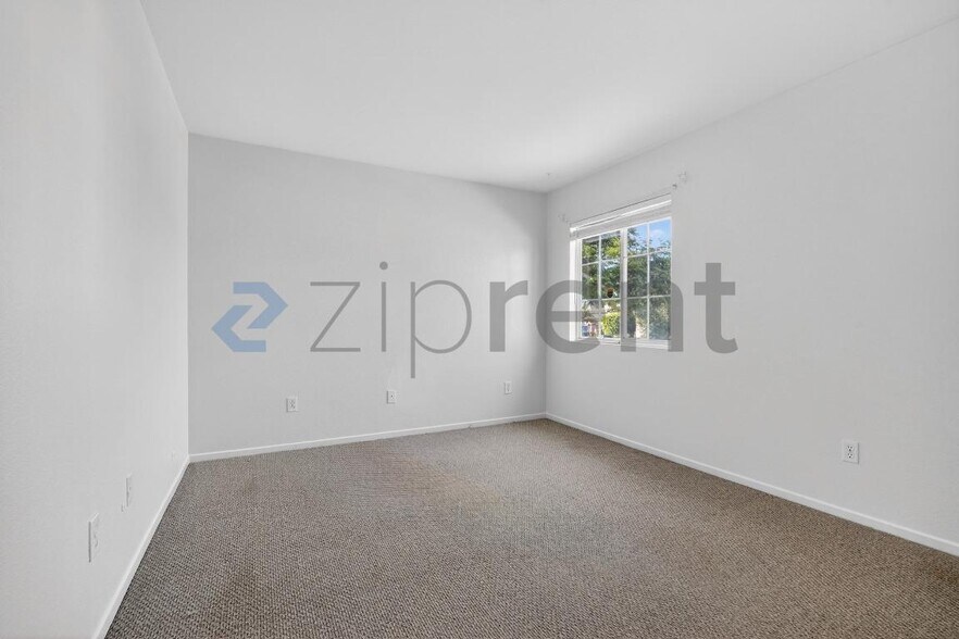 Building Photo - 703 Diamond Dr