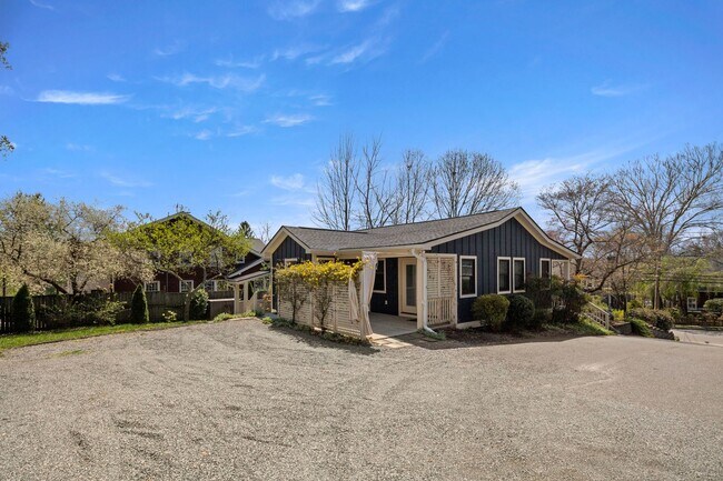 Building Photo - Beautiful Home - Excellent Kenilworth Location!