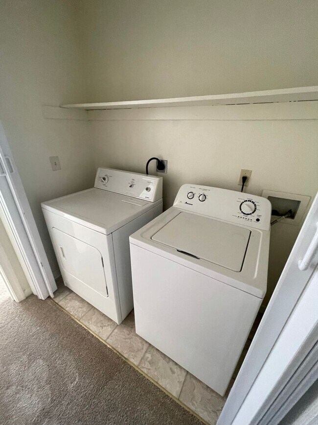 Building Photo - 4 Bedroom 2 Bathroom 2nd Floor