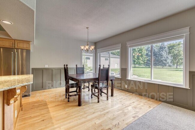 Building Photo - 1646 N Chaucer Way