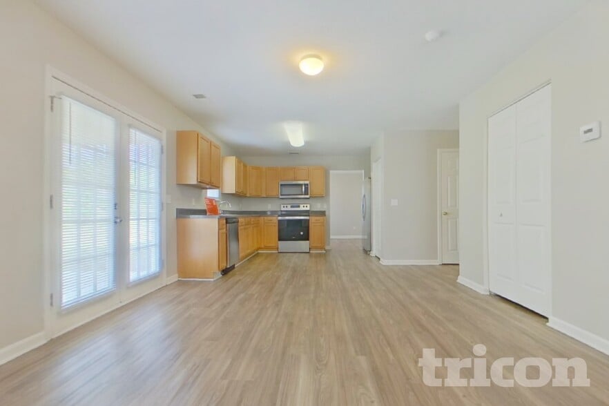 Building Photo - 410 Fox Trot Dr