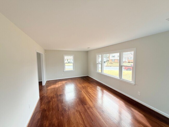 Building Photo - 4 Bedroom 2.5 Bath Tri-level home