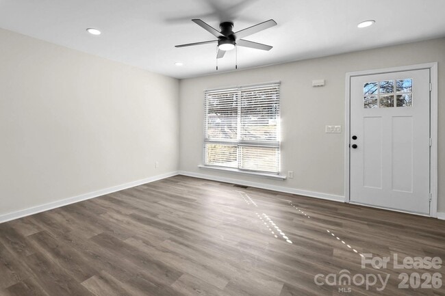 Building Photo - 801 Davenport St