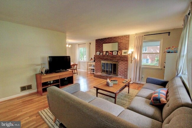Building Photo - 2703 Dawn Dr