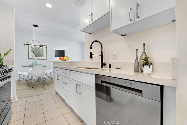 Building Photo - 10861 Moorpark St