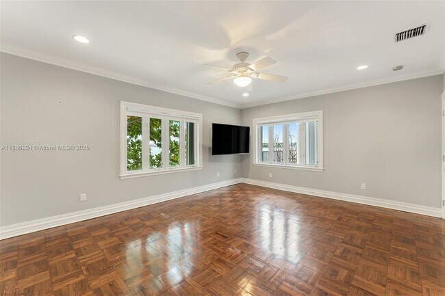 Building Photo - 11 E Rivo Alto Dr