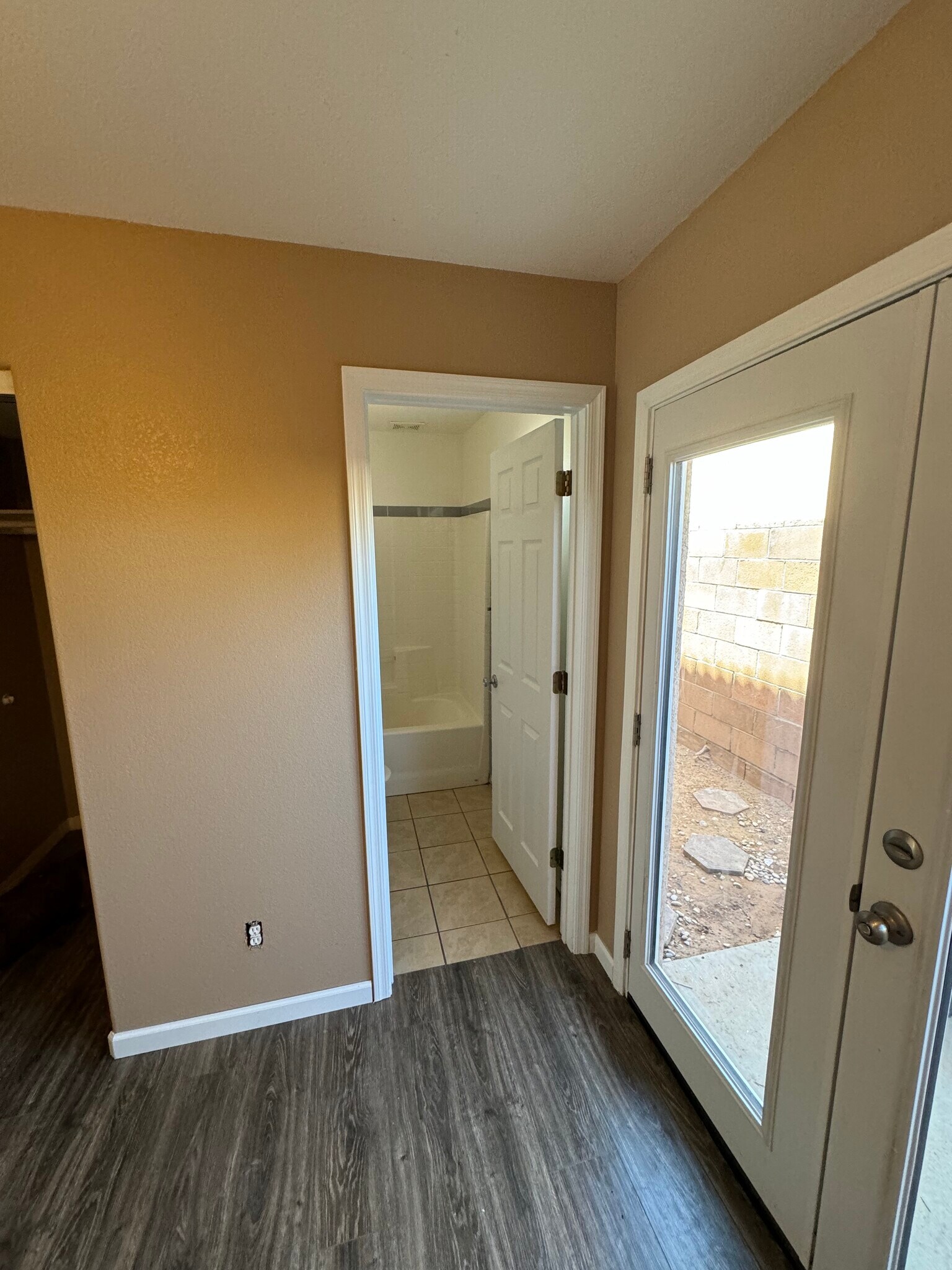 Building Photo - 2117 Clearwater Dr