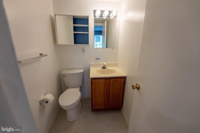 Building Photo - 1533 Colonial Dr