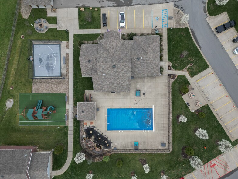 Club House, pool.tennis courts in walking distance - 504 Persimmon Ln