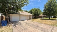 Building Photo - 10105 Oak Hollow Dr