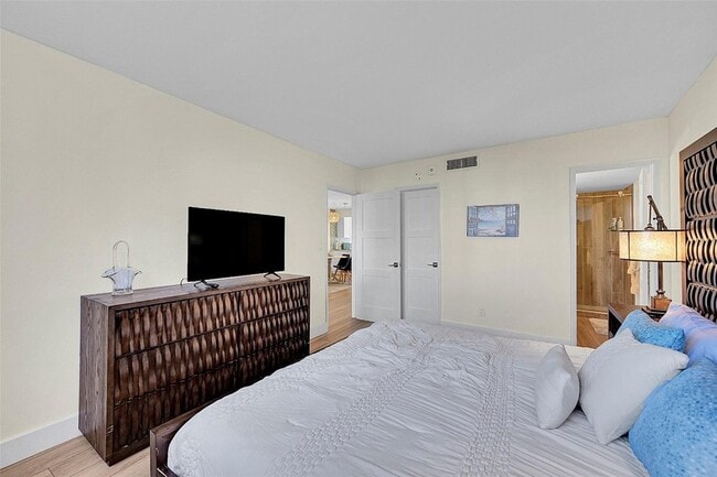 Building Photo - 2731 NE 14th Street Causeway