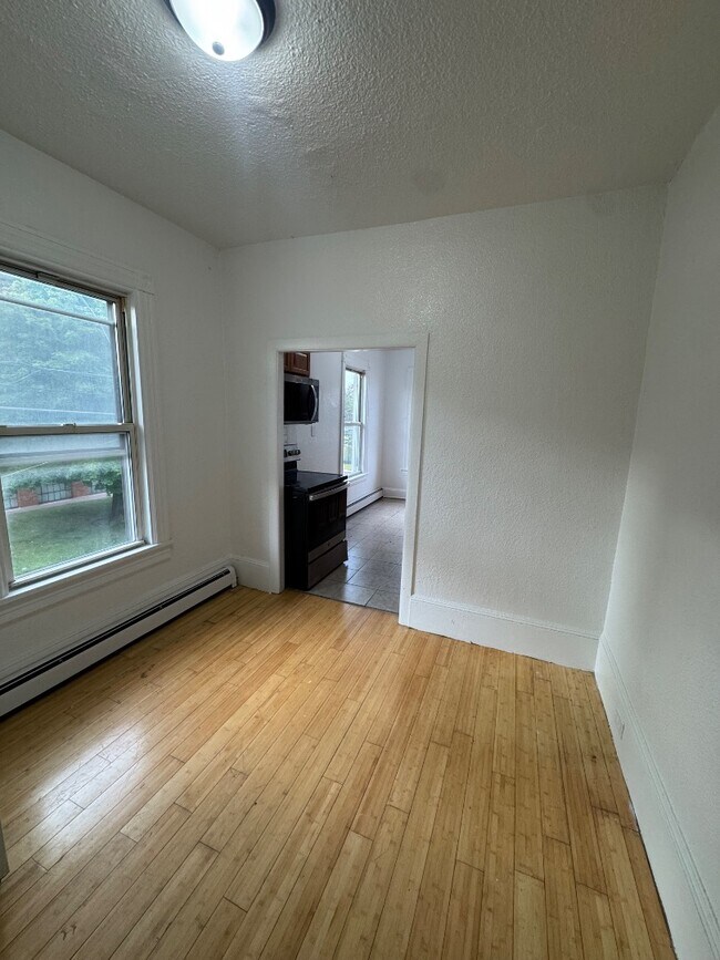 Building Photo - 303-303 E Beech St