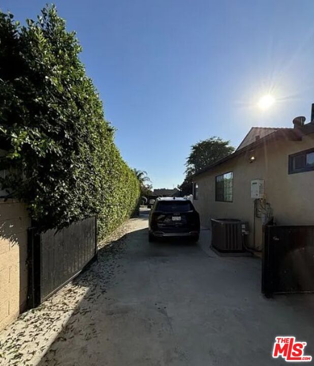 Building Photo - 9248 Lev Ave