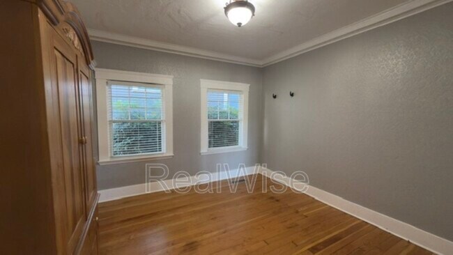 Building Photo - 837 SE Blakeley Ave