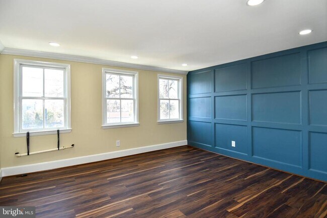 Building Photo - 216 S Henry St