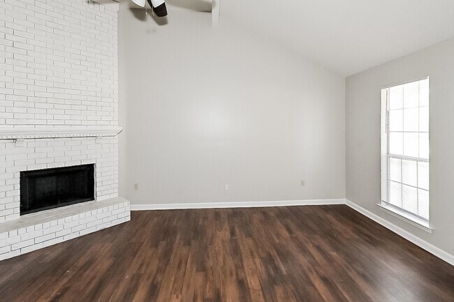 Building Photo - 6464 Elmwood Cove