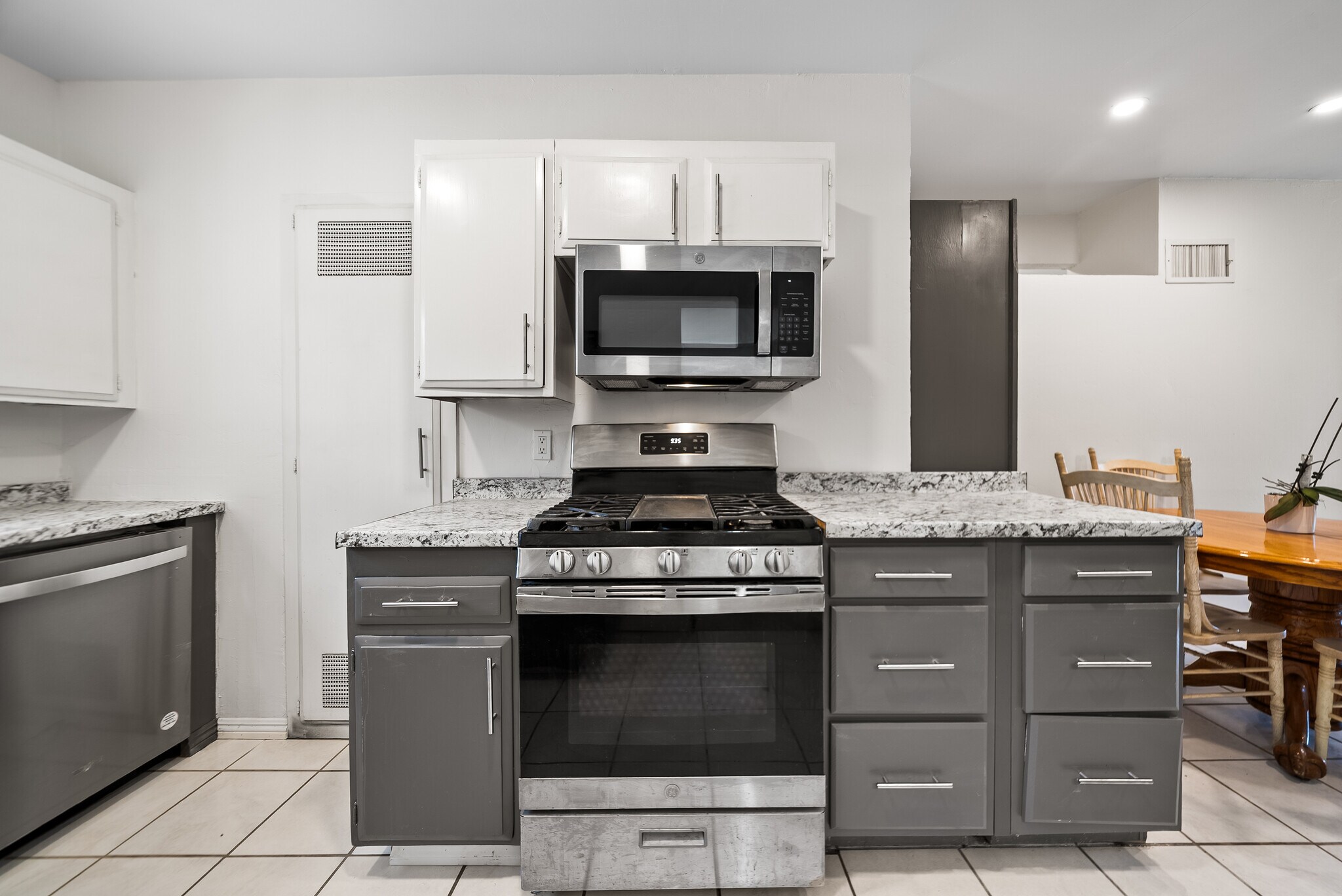 Building Photo - 9254 Fairlawn St