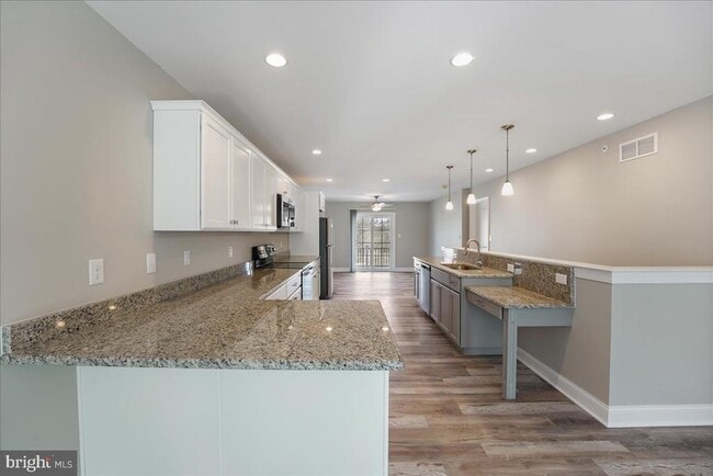 Building Photo - 552 Creek Rd