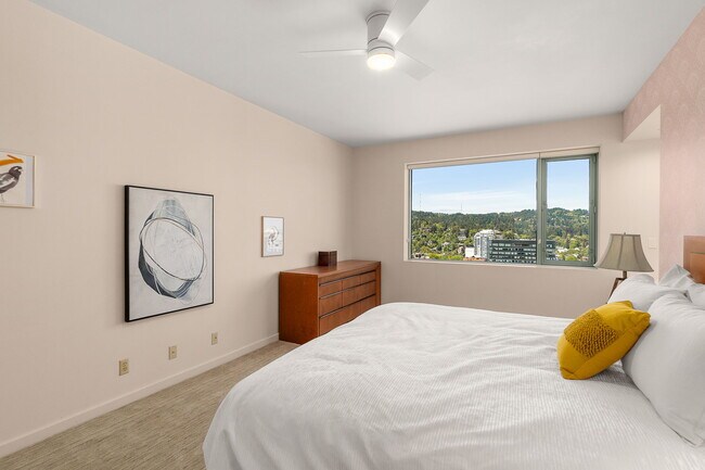 Building Photo - 1414 SW 3rd Ave