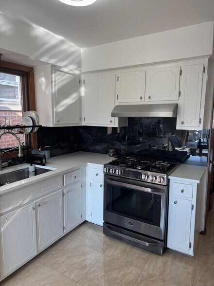 Building Photo - 6013 W Gunnison St