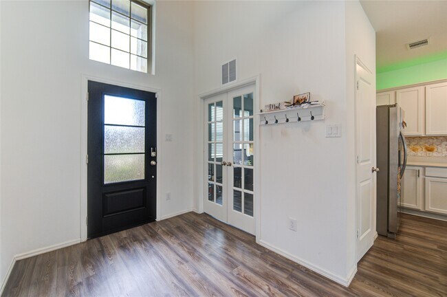 Building Photo - 26627 Ledgemont Dr