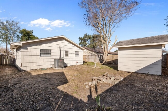 Building Photo - 833 Dutch St