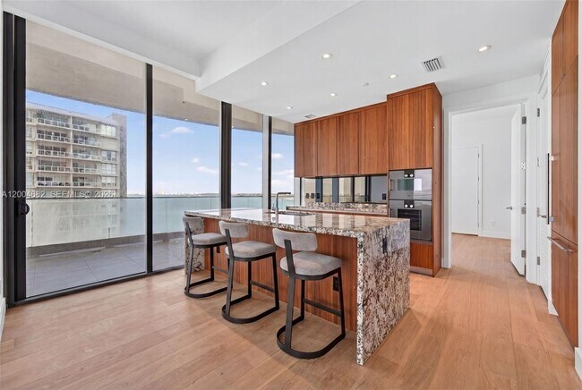 Building Photo - 175 SE 25th Rd