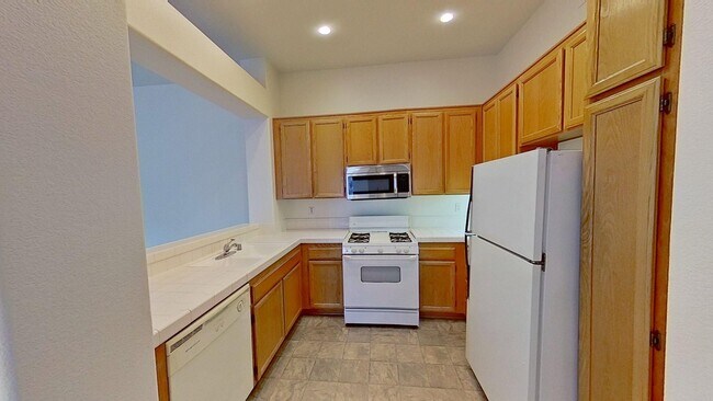 Building Photo - 30 Fuchsia: End Unit 2 Bed 2 Bath Condo in...