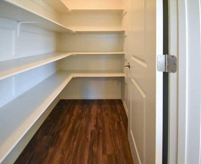 Building Photo - Stunning 3 bedroom, 2 bathroom Home availa...