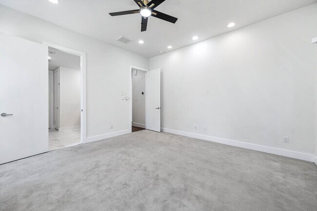 Building Photo - 5519 Paraiso Pl