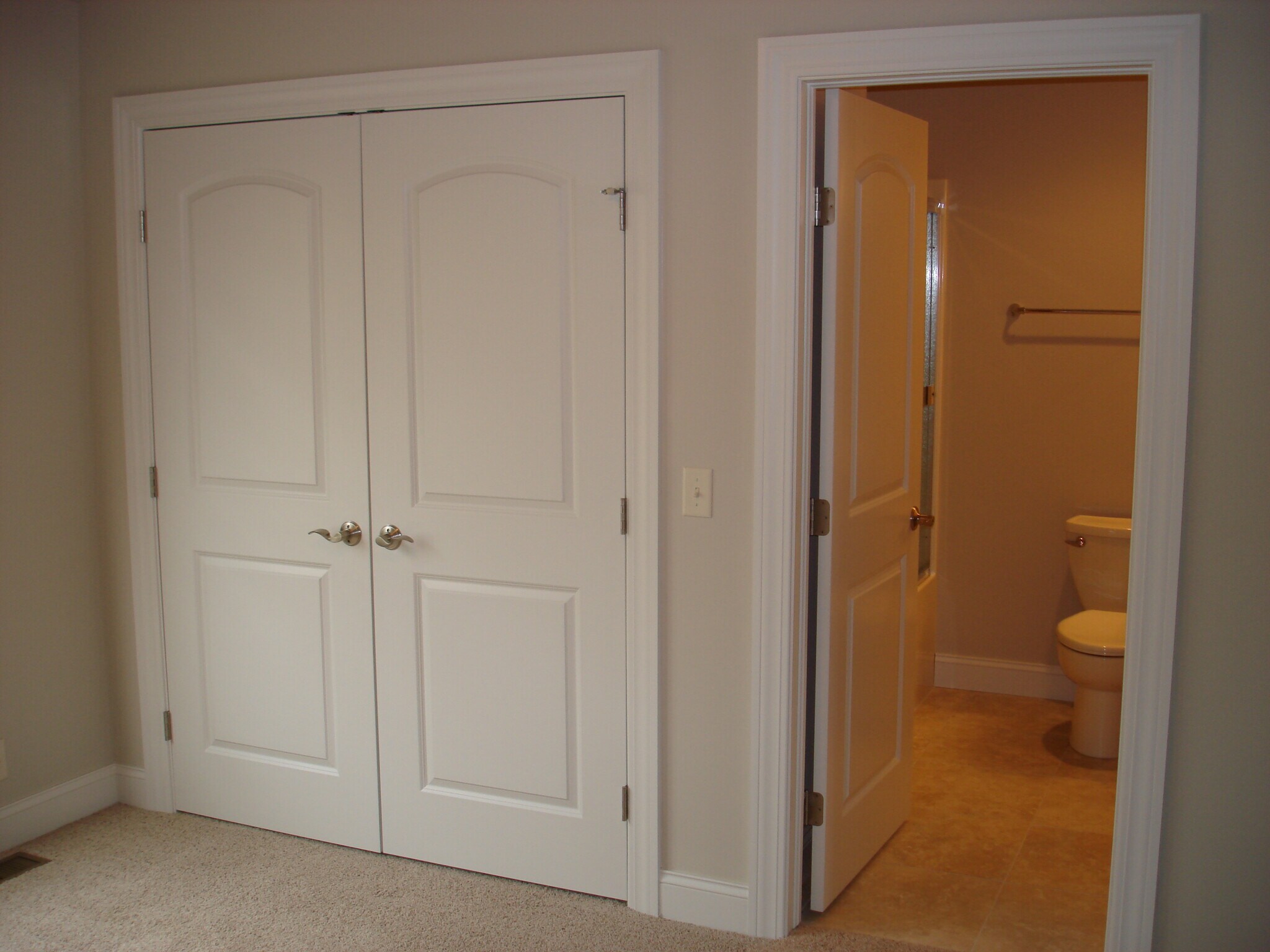 Building Photo - 975 Sautter Dr