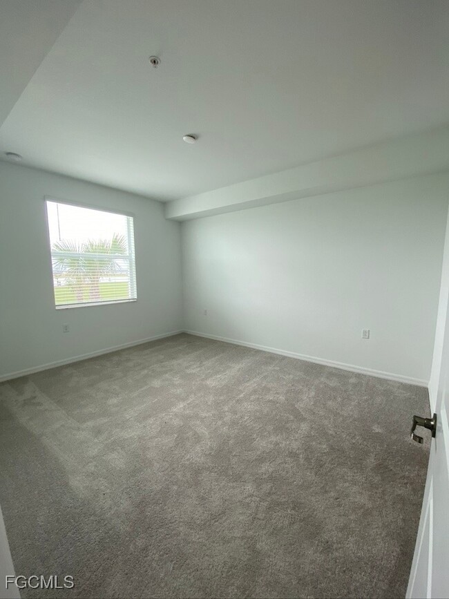 Building Photo - 15275 Grn Acrs Ave