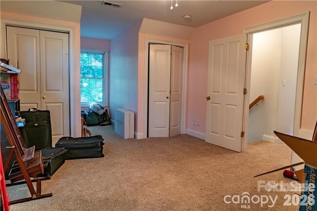 Building Photo - 40 Crestwood Dr