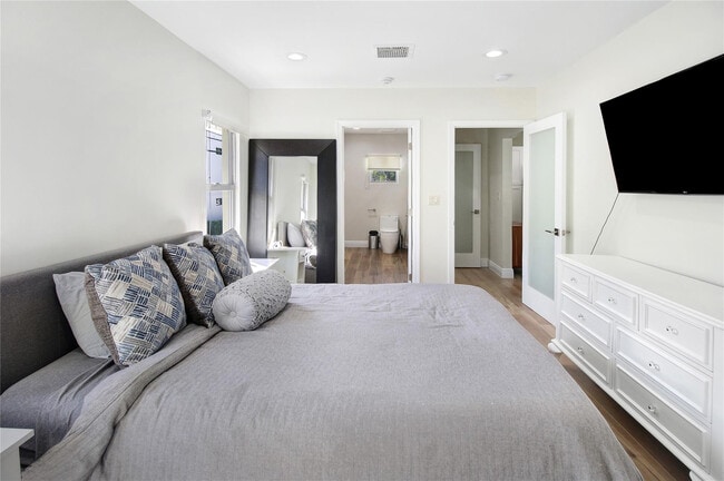 Building Photo - 211 SE 16th Ave