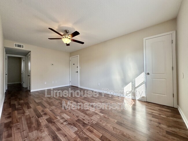 Building Photo - 909 Leisure Square