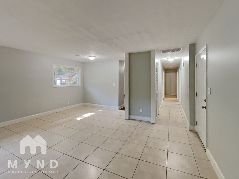 Building Photo - 2585 Westchester Dr
