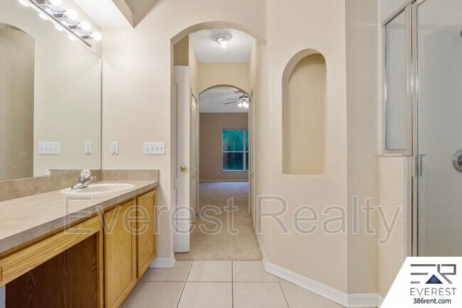 Building Photo - 14 Rymsen Ln