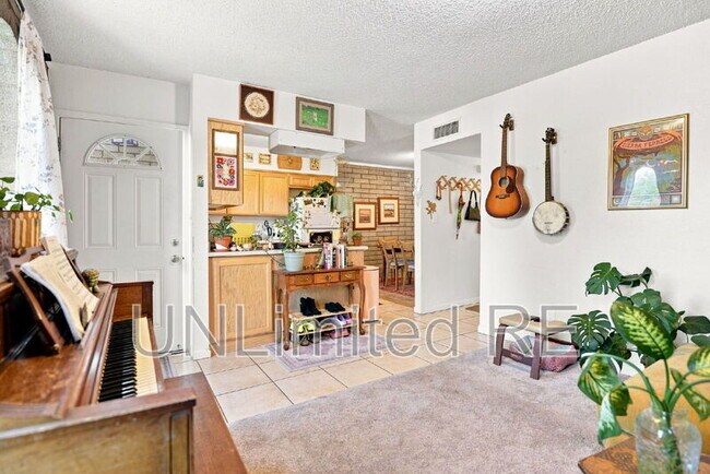 Building Photo - 1811 N Meadow Lark Dr