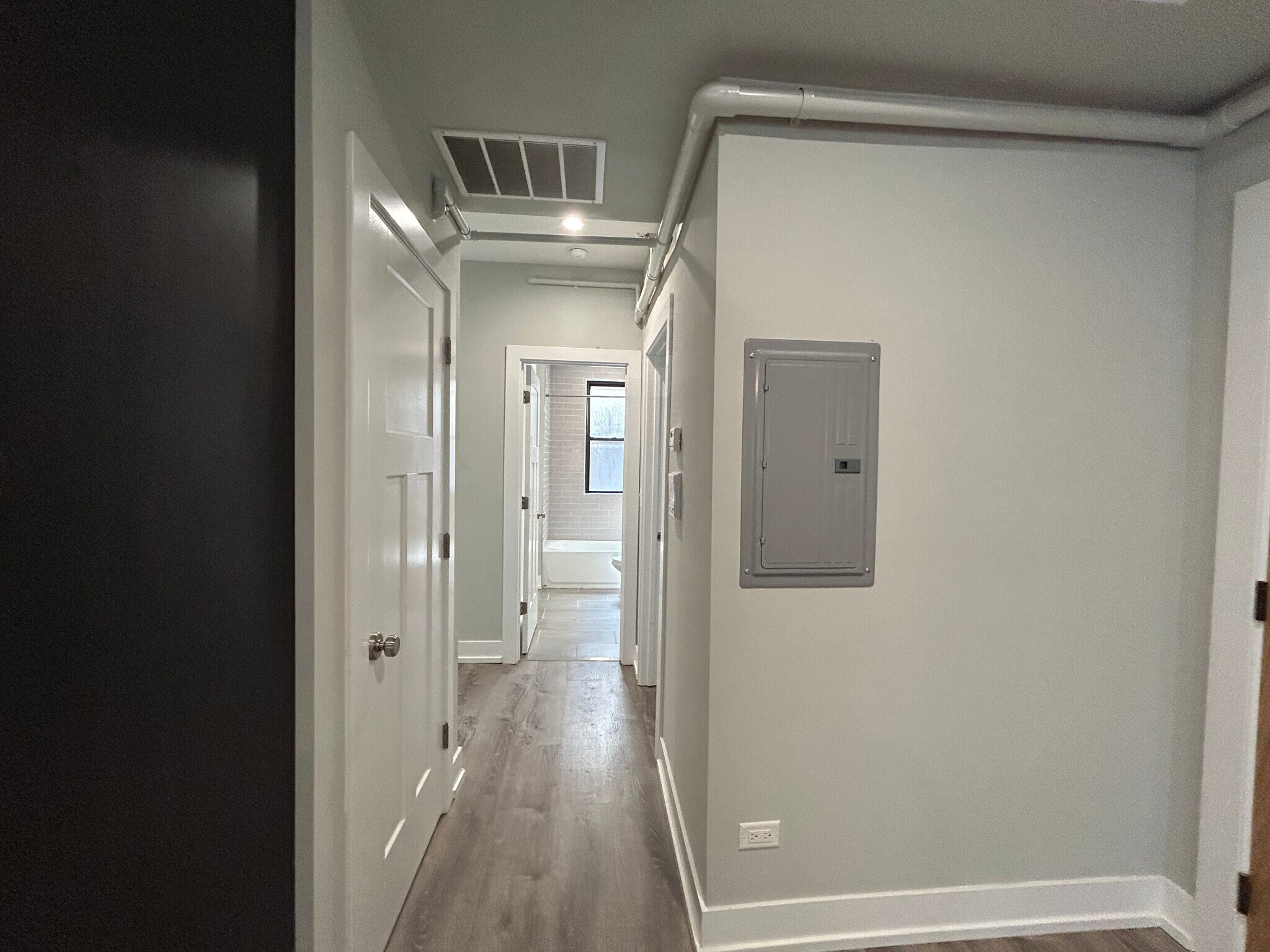 Building Photo - 1000 Crain St