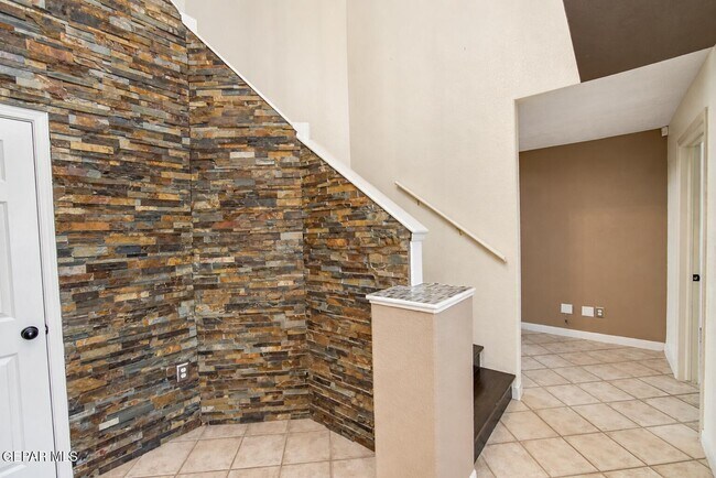 Building Photo - 6520 Grand Ridge Dr
